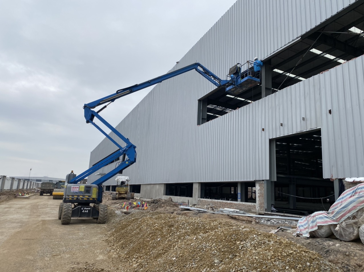 DỊCH VỤ CHO THUÊ XÊ NÂNG NGƯỜI TẠI KHU CÔNG NGHIỆP  VIỆT HƯNG