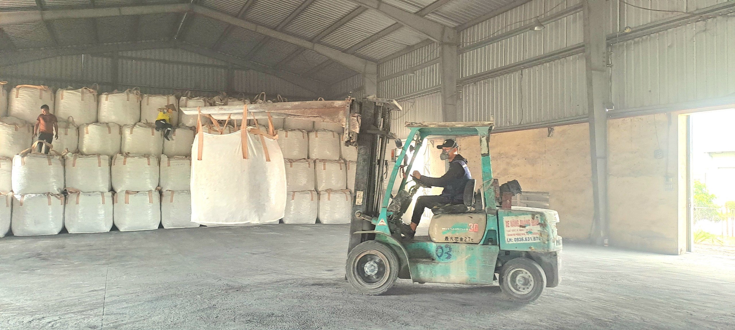 CÓ THỂ BẠN CHƯA BIẾT PHẦN LỚN HÀNG HÓA QUA CẢNG CÁI LÂN ĐỀU DO XE NÂNG QUẢNG NINH NÂNG HẠ