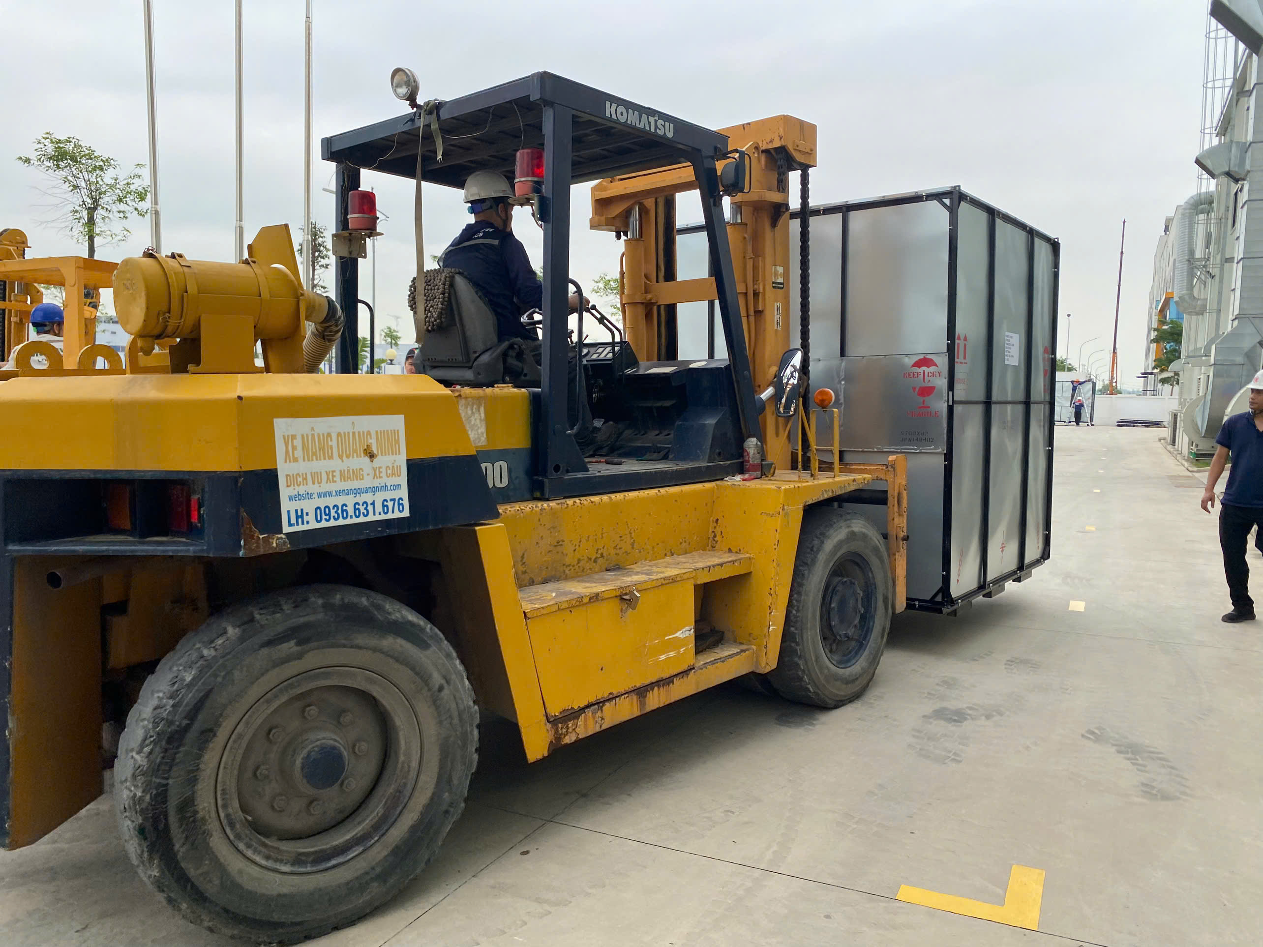 Dịch vụ xe nâng dỡ hàng, chuyển máy tại KCN Amata Sông Khoai, Quảng Ninh – Nhanh chóng, an toàn, chuyên nghiệp