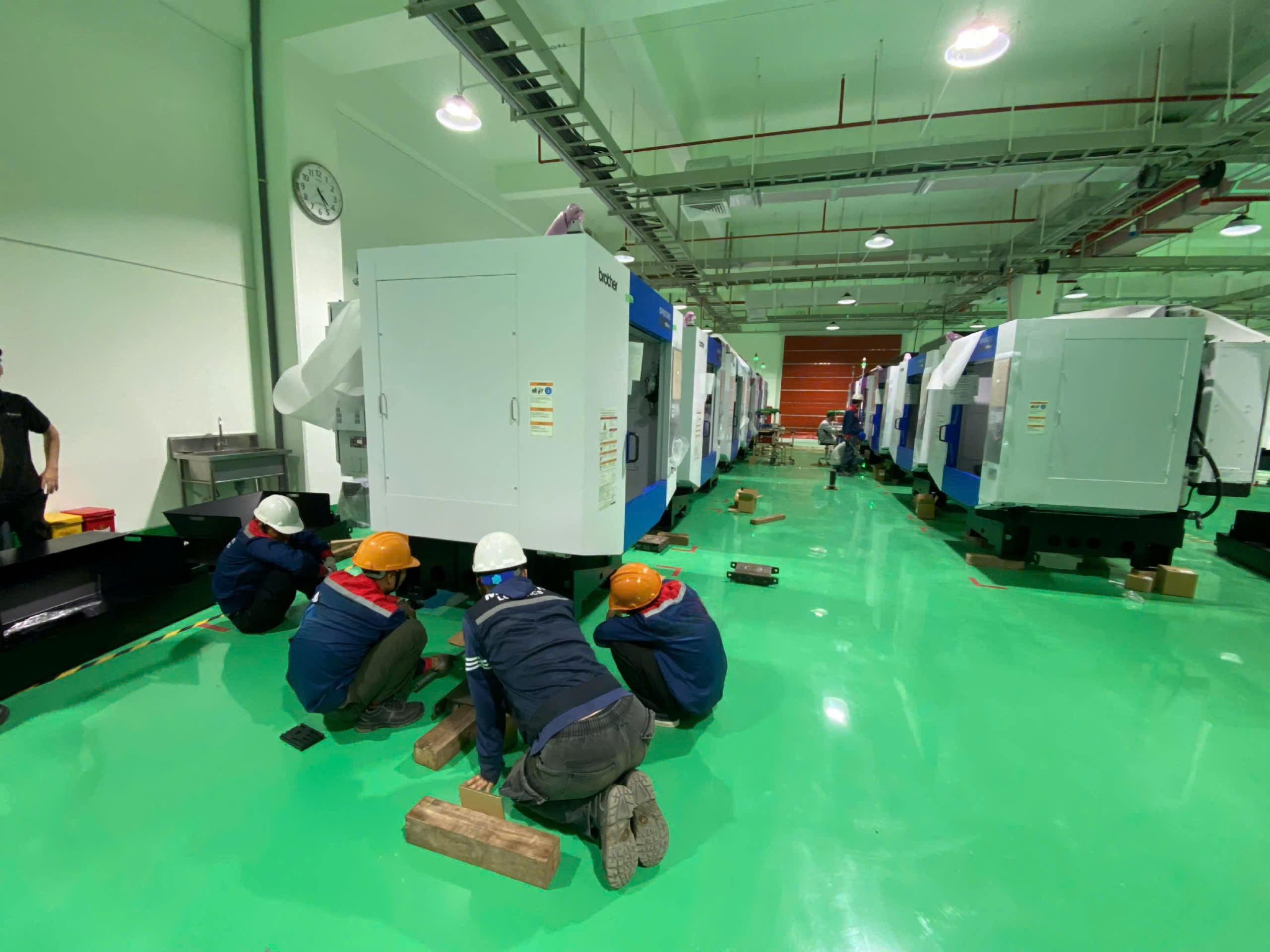 Dịch vụ xe nâng dỡ hàng, chuyển máy CNC tại KCN Amata Sông Khoai, Phường Hiệp Hòa, tỉnh Quảng Ninh