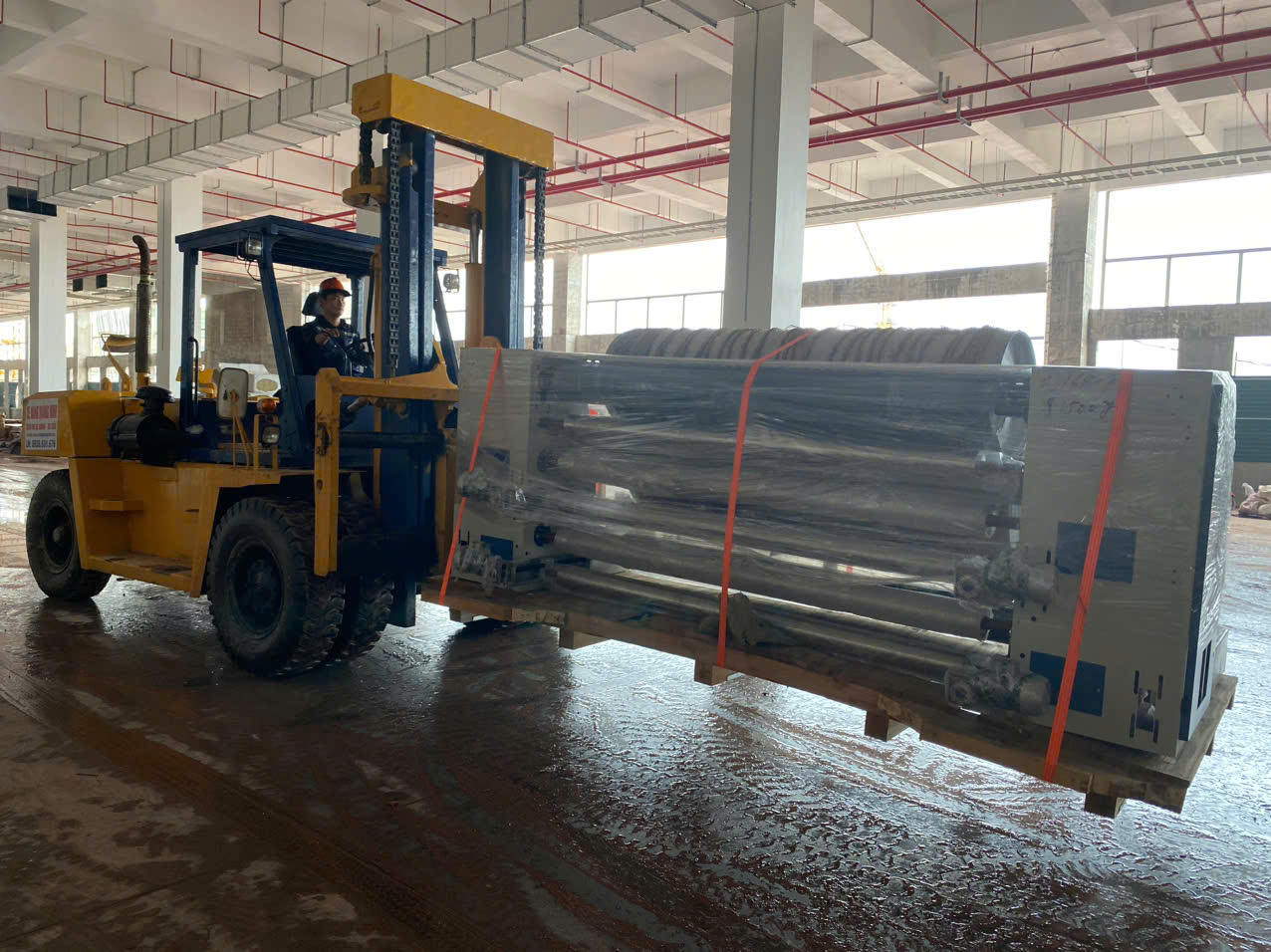 Dịch Vụ Xe Nâng Dỡ Hàng, Chuyển Máy Tại Nhà Máy Liteon, KCN Amata Sông Khoai, Quảng Ninh