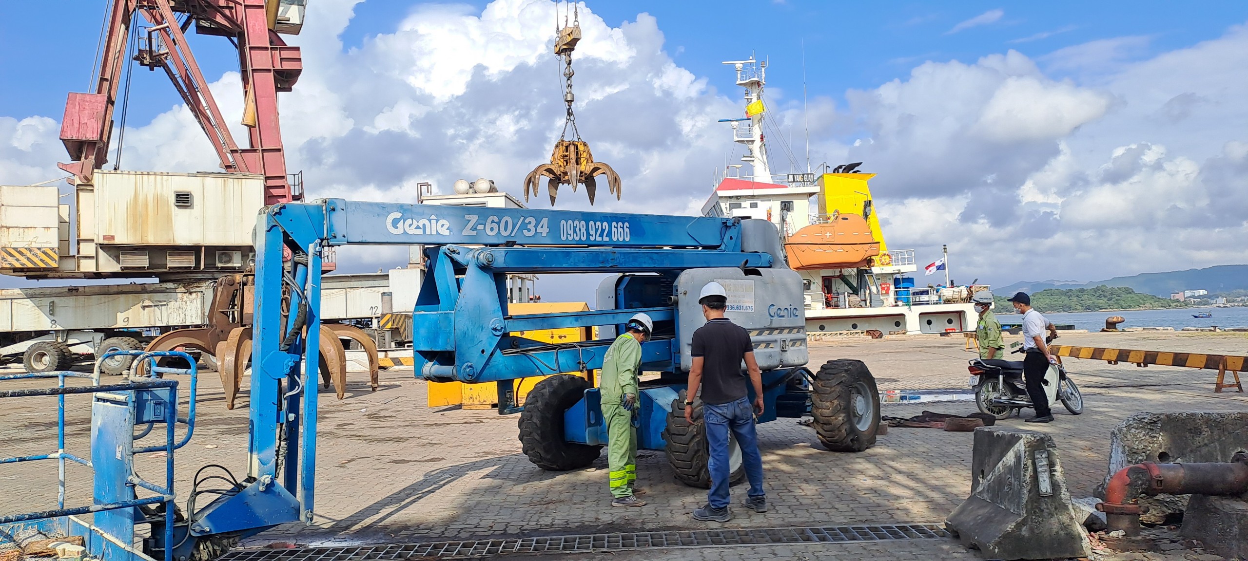 xe-nang-nguoi-boom-lift-cong-ty-Duc-Trung