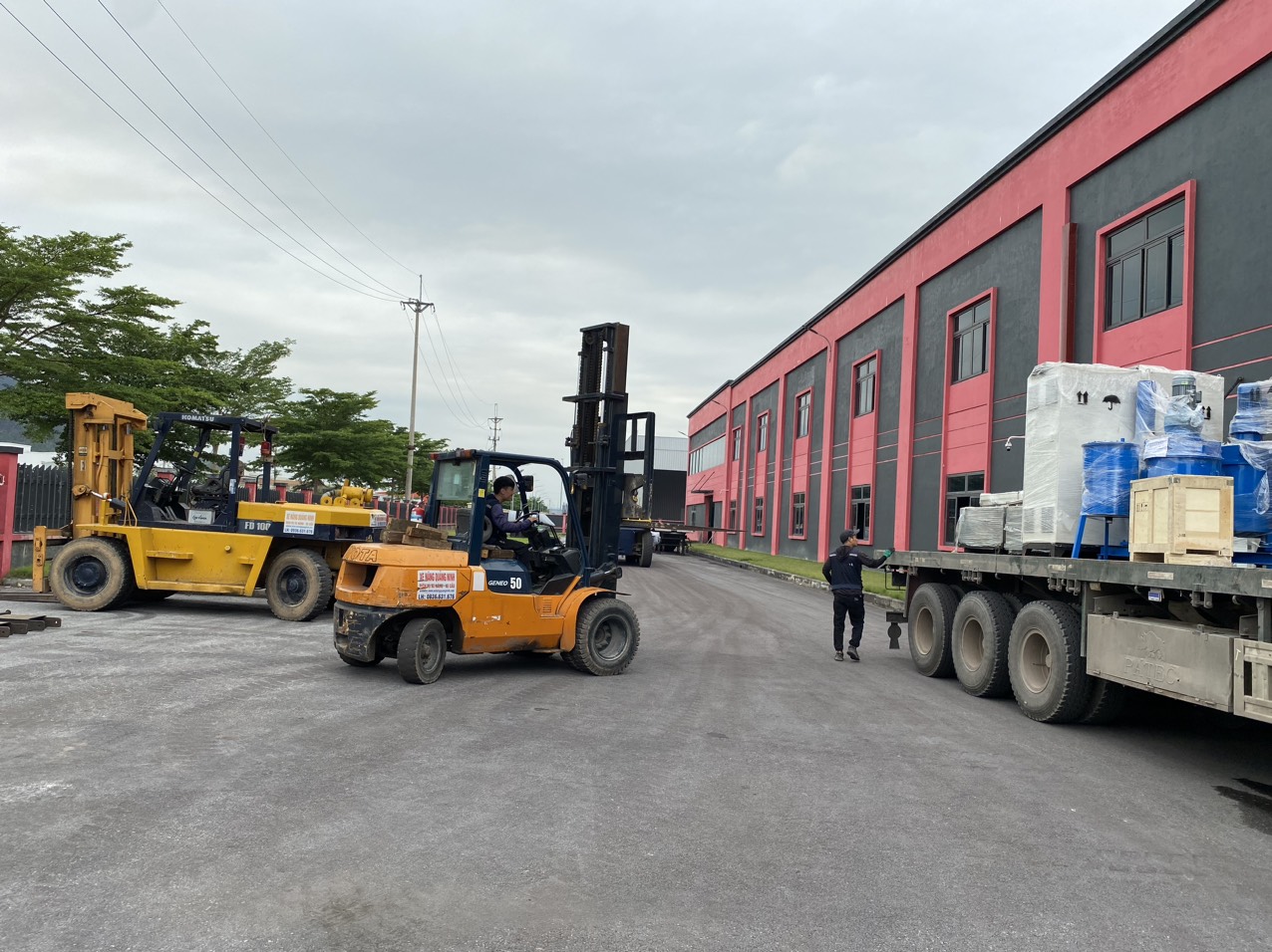 xe nâng hàng tại KCN Amata, Quảng Ninh